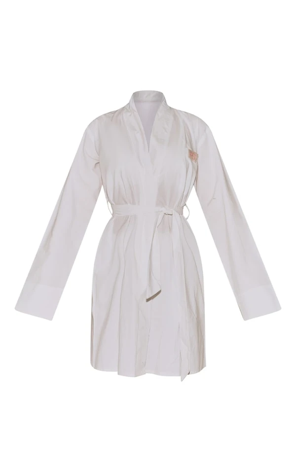 PRETTYLITTLETHING Robe De Chambre En Coton Tissé Blanc à Badge Et Taille Nouée 5 PRETTYLITTLETHING Robe De Chambre En Coton Tissé Blanc à Badge Et Taille Nouée – Image 5