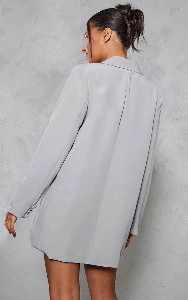 Robe Blazer Oversize Grise à Double Boutonnière Et épaulettes 2 Robe Blazer Oversize Grise à Double Boutonnière Et épaulettes – Image 2