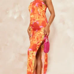 Robe Longue Satinée Multicolore à Imprimé Abstrait Et Bretelle Dans Le Dos