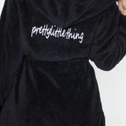 PRETTYLITTLETHING Robe De Chambre Noire Duveteuse à Capuche -Jupe Lumine Soldes Boutique 87952813aab2896ae2a7f9de6048cd3e7c1847be cmc5053 6