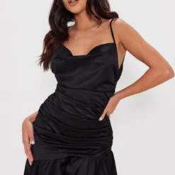 Robe Moulante à Bretelles Noire Satinée à Col Bénitier Et Ourlet Volanté