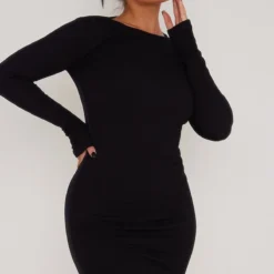 Robe Moulante Côtelée Structurée Noire Froncée à Détail Contours