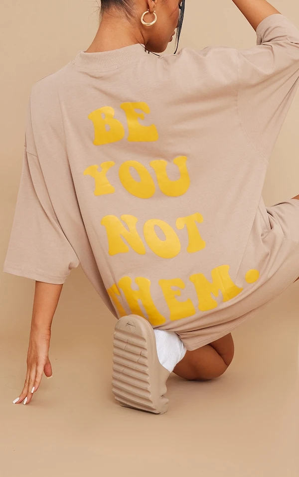 Zero Robe T-shirt Oversize Café Au Lait à Slogan Be You Not Them 4 Zero Robe T-shirt Oversize Café Au Lait à Slogan Be You Not Them – Image 4