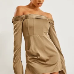 Robe Droite Satinée Plissée Kaki à Col Bardot Et Manches évasées