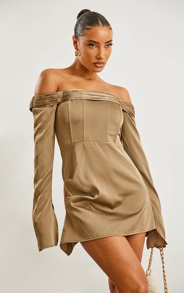 Robe Droite Satinée Plissée Kaki à Col Bardot Et Manches évasées 1 Robe Droite Satinée Plissée Kaki à Col Bardot Et Manches évasées