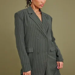 Robe Blazer Oversier Kaki Sauge à Fines Rayures Et Double Boutonnière -Jupe Lumine Soldes Boutique 8dc4c2fcb18b49fae072ecd20d380f437edd4ef9 cnc2878 3