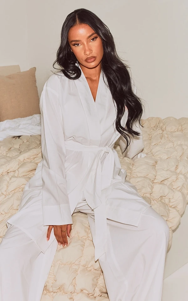 PRETTYLITTLETHING Robe De Chambre En Coton Tissé Blanc à Badge Et Taille Nouée 3 PRETTYLITTLETHING Robe De Chambre En Coton Tissé Blanc à Badge Et Taille Nouée – Image 3