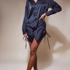 Robe Chemise Satinée Froncée Noire à Boutons
