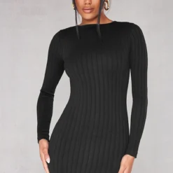 Robe Moulante Côtelée Noire à Manches Longues Et Contours Structurés