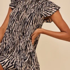 Robe Droite Plissée Noire Imprimé Zèbre à Manches Volantées -Jupe Lumine Soldes Boutique 9381d50f615e02cc7ae51f8d1c349cab0b0a3a39 cnb7164 4