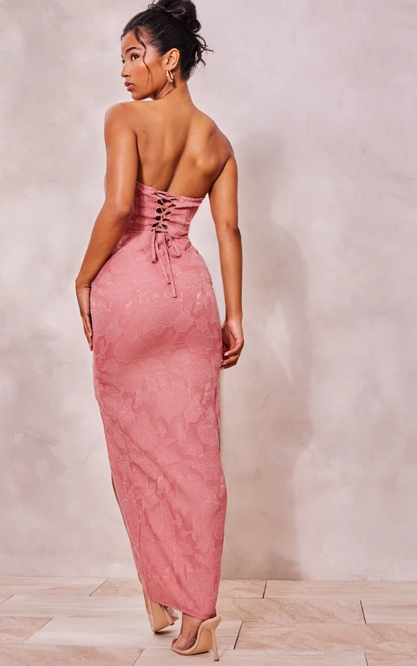 Robe Longue Bustier Rose Texturée à Fleurs 2 Robe Longue Bustier Rose Texturée à Fleurs – Image 2