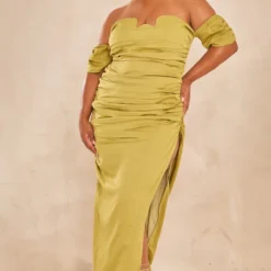 Plus Robe Longue Froncée Texturée Vert Olive à Armatures Et épaules Dénudées