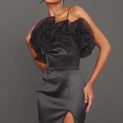 Robe Moulante Satinée Noire à Bretelles Volantées En Organza