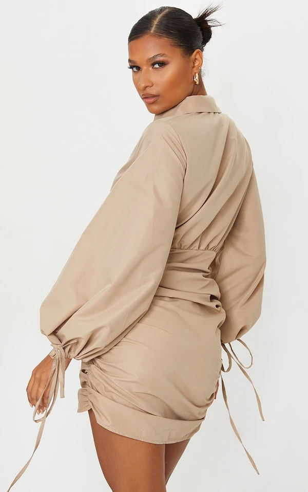 Robe Chemise Moulante Décolletée Gris Pierre Froncée à Manchettes Nouées 2 Robe Chemise Moulante Décolletée Gris Pierre Froncée à Manchettes Nouées – Image 2