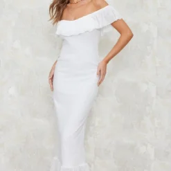 Robe Longue Texturée Blanche à Volants Et Col Bardot