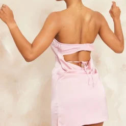 Robe Moulante Bustier Satinée Rose Vif à Bretelle Dans Le Dos -Jupe Lumine Soldes Boutique 9bb49c2d3640417328fa603ae96c0069a0c731ce cne7698 2