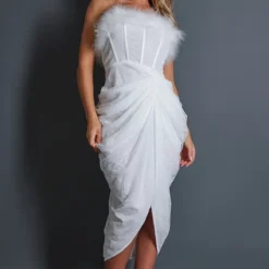 Robe Mi-longue Blanche Drapée En Dentelle à Détail Corset Et Bordure à Plumes -Jupe Lumine Soldes Boutique 9d3b57c39caa999de954e0c60edd1258efd430e4 cnc3036 3