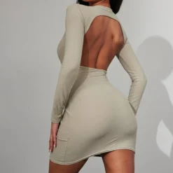 Robe Moulante Douce Sable Pâle Découpée Dans Le Dos