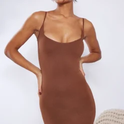 Robe Gainante Marron à Buste Ouvert