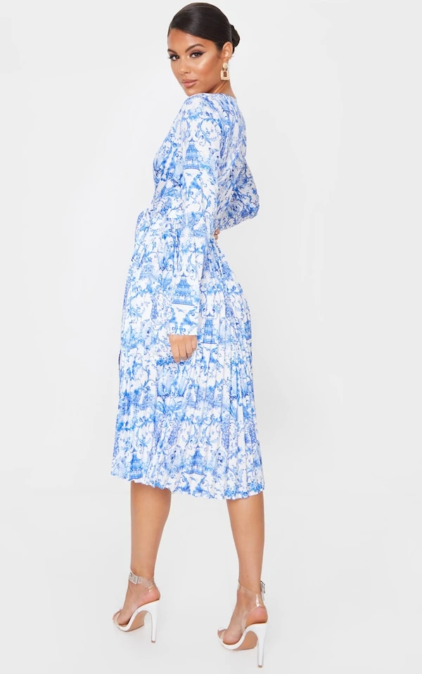 Robe Bleue Imprimé Porcelaine Mi-longue Plissée à Manches Longues 2 Robe Bleue Imprimé Porcelaine Mi-longue Plissée à Manches Longues – Image 2