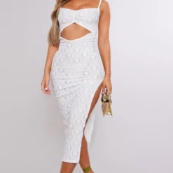 Robe Longue Blanche Découpée Brodée à Bretelles Et Buste Froncé