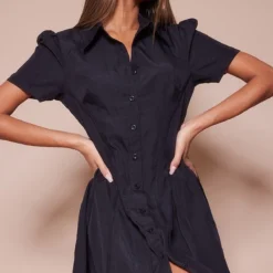 Robe Chemise Noire à Manches Courtes Et Coutures