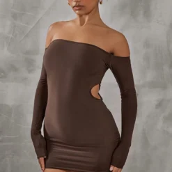 Robe Très Moulante Chocolat à Col Bardot Et Découpes Sur Les Côtés