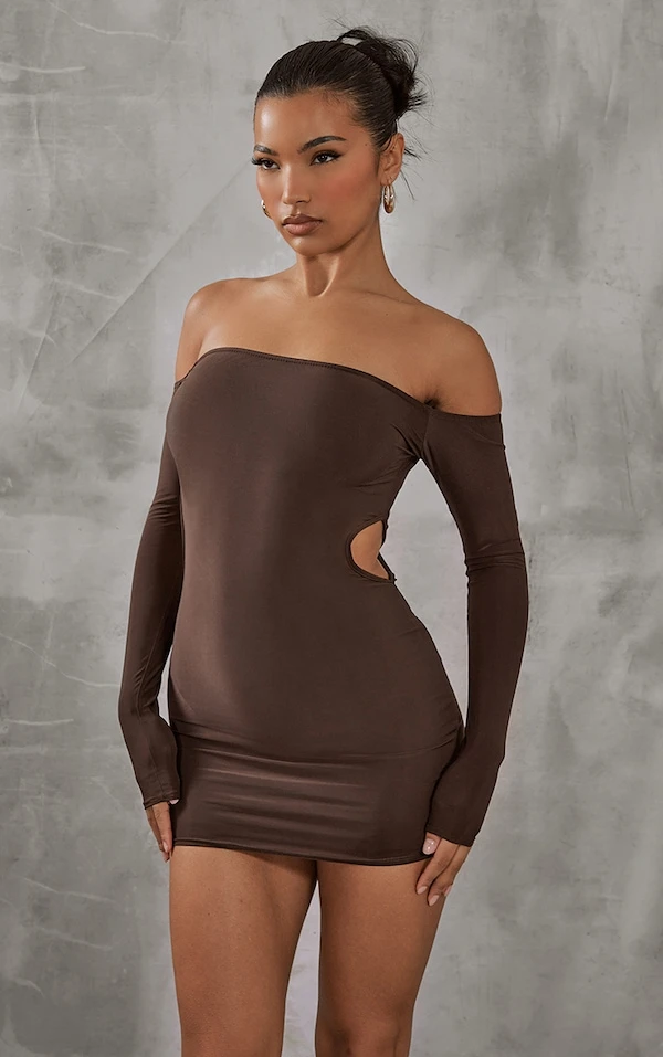 Robe Très Moulante Chocolat à Col Bardot Et Découpes Sur Les Côtés 1 Robe Très Moulante Chocolat à Col Bardot Et Découpes Sur Les Côtés