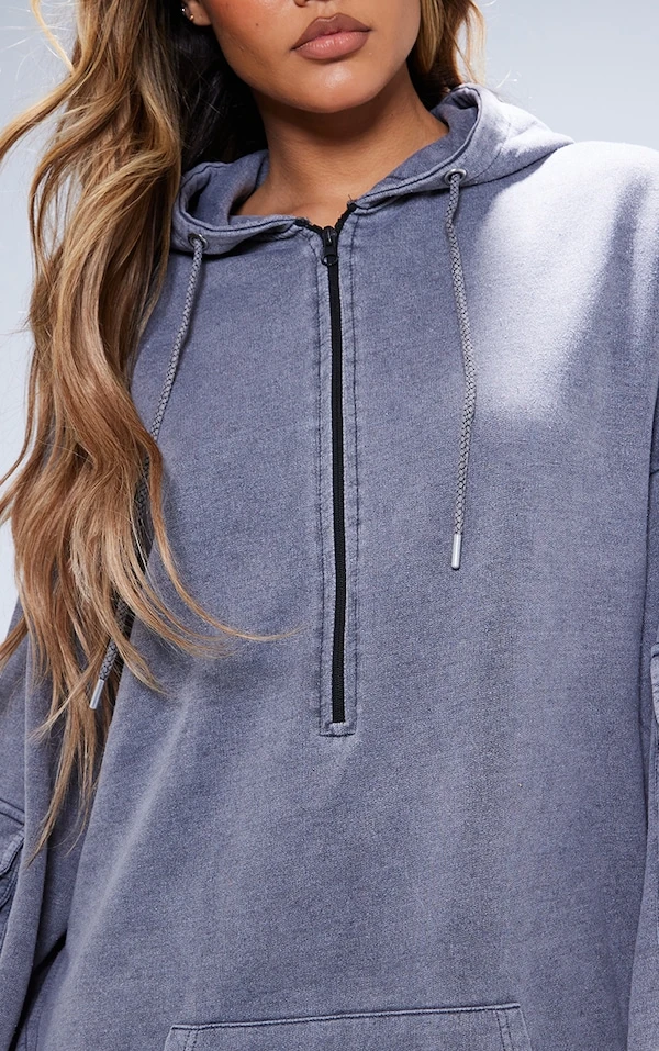 Robe Sweat Noir Javélisé Oversize à Demi-zip 4 Robe Sweat Noir Javélisé Oversize à Demi-zip – Image 4