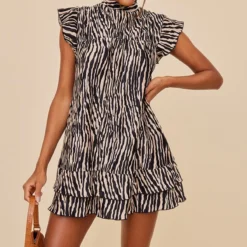 Robe Droite Plissée Noire Imprimé Zèbre à Manches Volantées