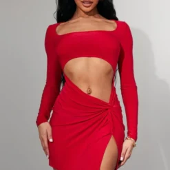 Robe Très Moulante Découpée Rouge à Manches Longues Et Jupe Nouée