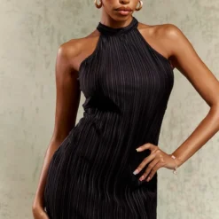 Robe Droite Plissée Noire à Col Montant Et Dos Nu