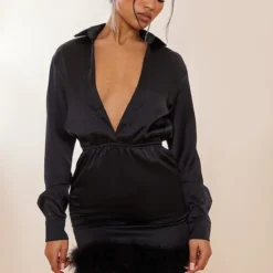 Robe Chemise Satinée Noire à Ourlet En Plumes