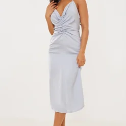 Robe Mi-longue Satinée Bleu-gris Froncée Sur La Taille à Dos Nu Et Décolleté Plongeant