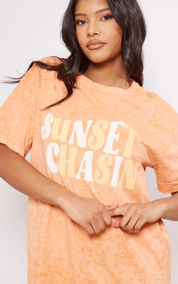 Robe T-shirt Rouille Effet Javélisé à Slogan Sunset Chasin Imprimé 4 Robe T-shirt Rouille Effet Javélisé à Slogan Sunset Chasin Imprimé – Image 4