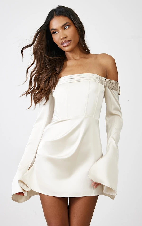 Robe Droite Satinée Plissée Champagne à Col Bardot Et Manches évasées 3 Robe Droite Satinée Plissée Champagne à Col Bardot Et Manches évasées – Image 3