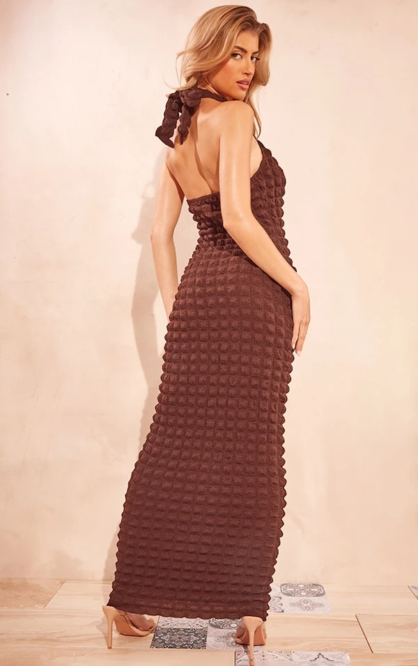 Robe Longue Texturée Chocolat Effet Bulle à Dos Nu 2 Robe Longue Texturée Chocolat Effet Bulle à Dos Nu – Image 2