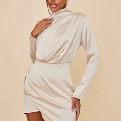 Robe Moulante Satinée Champagne à épaulettes Et Manches Longues