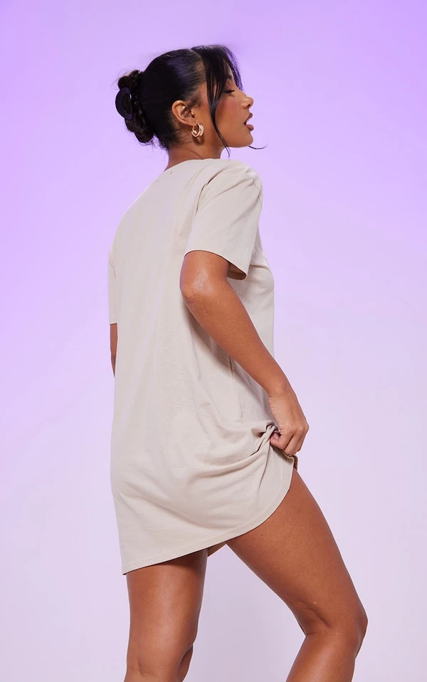 Robe T-shirt Sable à Slogan Barcelona 2 Robe T-shirt Sable à Slogan Barcelona – Image 2