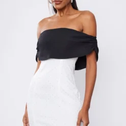Robe Bustier Moulante Blanche à Col Bardot Et Jupe Strassée