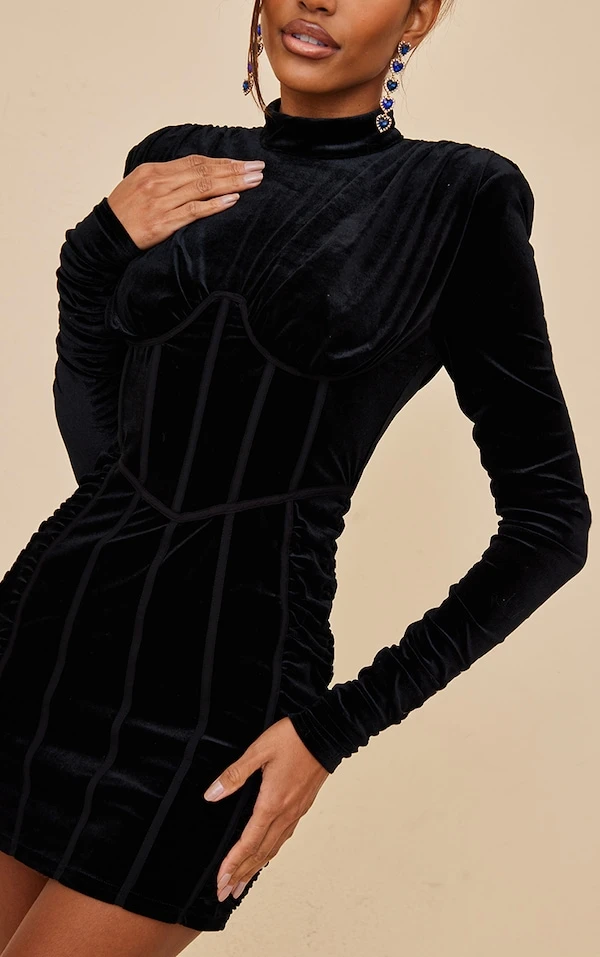 Robe En Velours Noir à Col Montant Et Manches Longues Détails Liserés 4 Robe En Velours Noir à Col Montant Et Manches Longues Détails Liserés – Image 4
