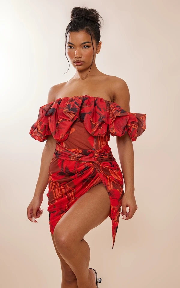 Robe Moulante Bouffante En Mesh Fleuri Rouge à Corset 1 Robe Moulante Bouffante En Mesh Fleuri Rouge à Corset