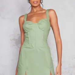 Robe Moulante Cargo Vert Sauge à Détail Corset Et Coutures Contrastantes