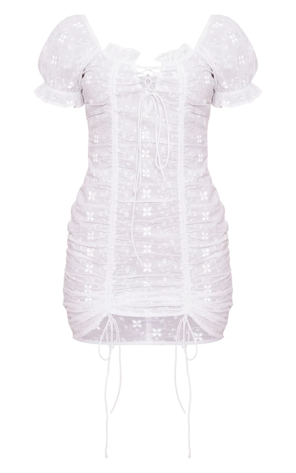 Robe Moulante Froncée Brodée Blanche à Lacets 5 Robe Moulante Froncée Brodée Blanche à Lacets – Image 5