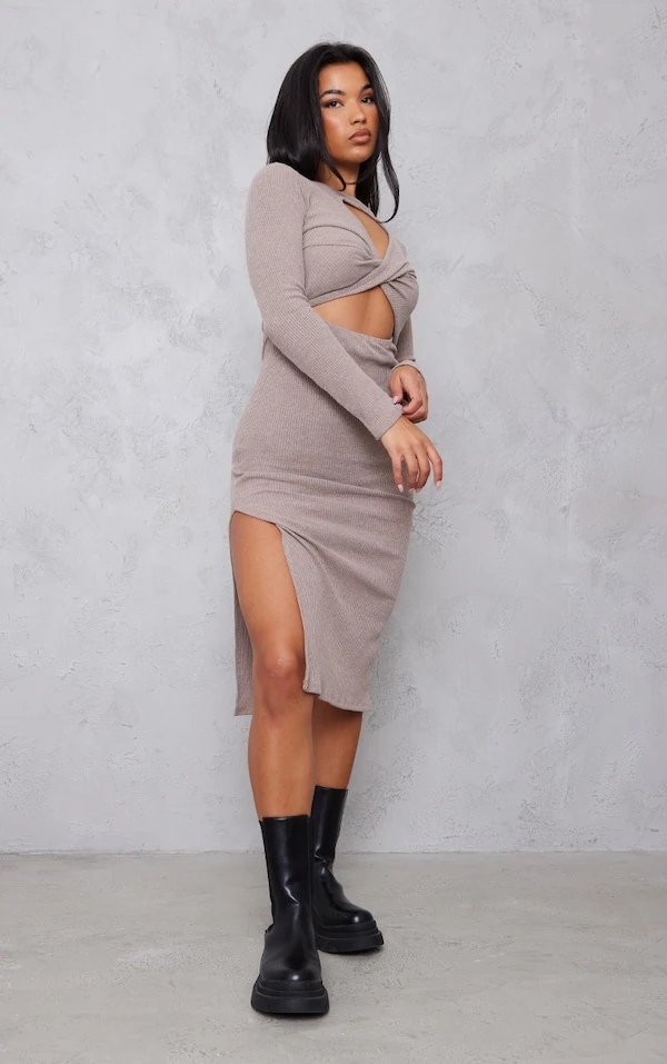 Robe Mi-longue Côtelée Café Au Lait Croisée Devant Fendue Sur Le Côté 3 Robe Mi-longue Côtelée Café Au Lait Croisée Devant Fendue Sur Le Côté – Image 3