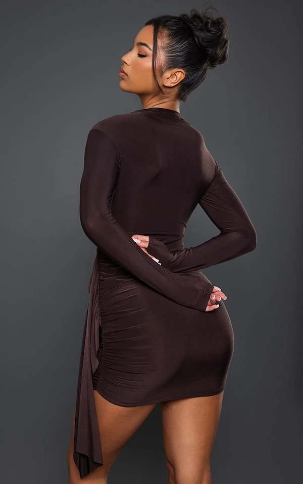 Robe Très Moulante Chocolat à Jupe Drapée Et épaulettes 2 Robe Très Moulante Chocolat à Jupe Drapée Et épaulettes – Image 2