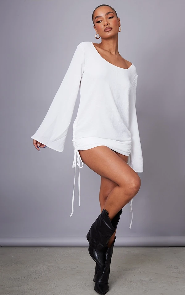 Robe Moulante Texturée Satinée Blanche à Fronces Sur Les Côtés Et Dos Nu 3 Robe Moulante Texturée Satinée Blanche à Fronces Sur Les Côtés Et Dos Nu – Image 3