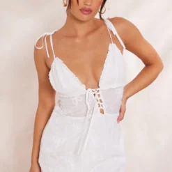 Robe Droite Texturée Douce Blanche Fleurie Décolletée à Lacets