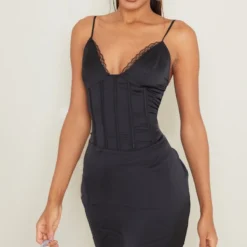 Robe Corset Moulante Satinée Noire à Bordures En Dentelle Et Bretelles