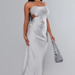 Robe Mi-longue Découpée Satinée Argentée à Liserés Et Bretelles Fines